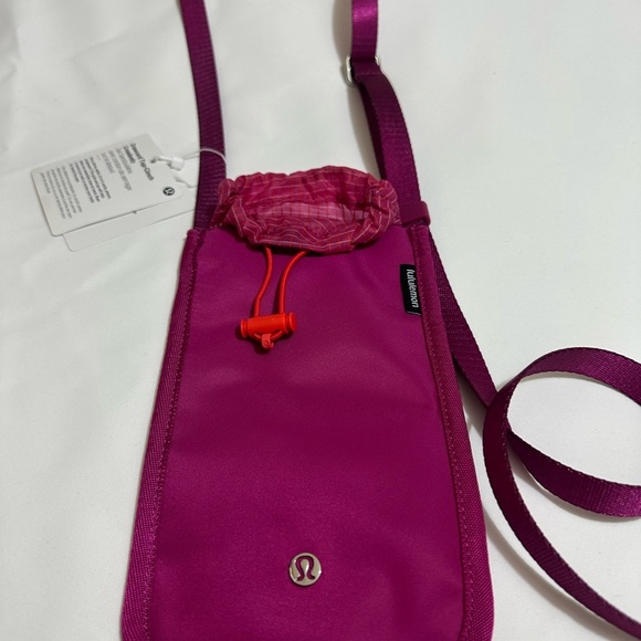 🍋 Lululemon 🍋 Drawcord top-cinch rossbody NWT! Ripened Raspberry - Picture 3 of 9
